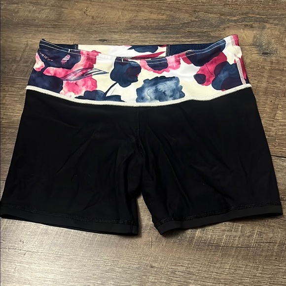 Lululemon shorts with floral waist band - Picture 1 of 2